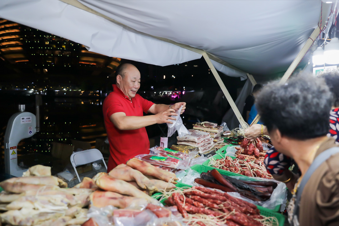 市民在杭州豐收節(jié)夜市采購(gòu)農(nóng)特產(chǎn)